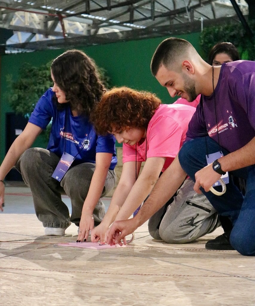 Equipe colaborando no Hacka 2025